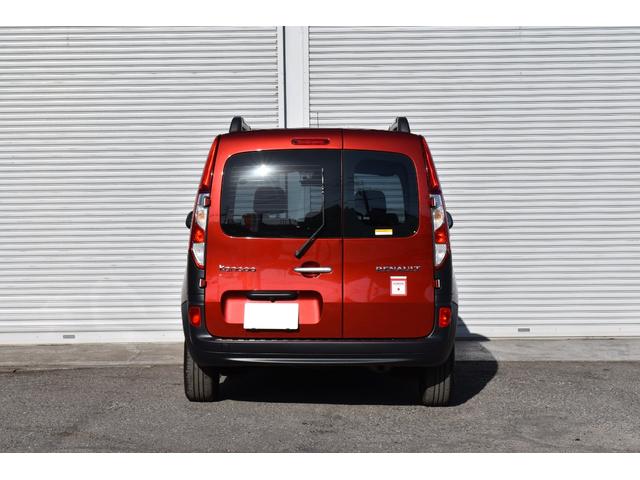 カングー コンフィチュール 限定車 禁煙車 タイミングベルト交換 ガラスルーフ ポータブルナビ バックカメラ ETC マルチルーフレール クラシックアロイホイール 専用コラムカバー サイドバイザー(3枚目)