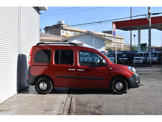 カングー コンフィチュール 限定車 禁煙車 タイミングベルト交換 ガラスルーフ ポータブルナビ バックカメラ ETC マルチルーフレール クラシックアロイホイール 専用コラムカバー サイドバイザー(4枚目)