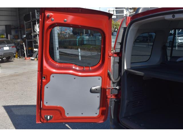 カングー コンフィチュール 限定車 禁煙車 タイミングベルト交換 ガラスルーフ ポータブルナビ バックカメラ ETC マルチルーフレール クラシックアロイホイール 専用コラムカバー サイドバイザー(11枚目)