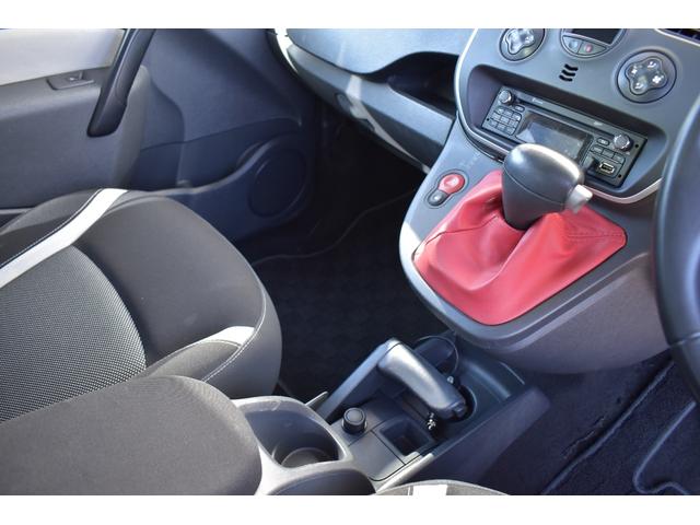 カングー コンフィチュール 限定車 禁煙車 タイミングベルト交換 ガラスルーフ ポータブルナビ バックカメラ ETC マルチルーフレール クラシックアロイホイール 専用コラムカバー サイドバイザー(26枚目)