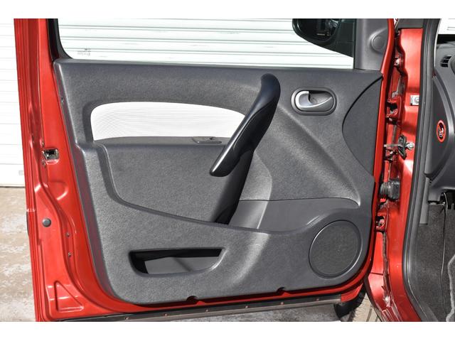 カングー コンフィチュール 限定車 禁煙車 タイミングベルト交換 ガラスルーフ ポータブルナビ バックカメラ ETC マルチルーフレール クラシックアロイホイール 専用コラムカバー サイドバイザー(38枚目)