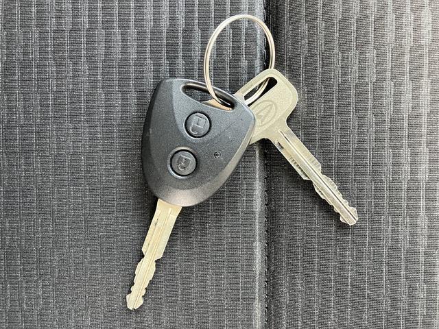 ハイゼットカーゴ ＤＸ　オーディオレス　キーレス　パワーウインド　まごころ保証　距離無制限・１年保証付き　オーディオレス　スマートアシスト　キーレスエントリー　クリアランスソナー　アイドリングストップ　オートライト　マニュアルエアコン　リアベンチシート（62枚目）