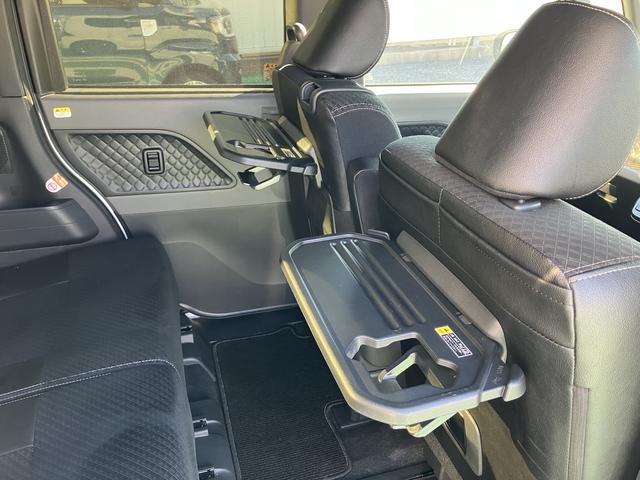 折りたたみ式シートバックテーブル付きで、長時間のドライブや休憩時に後席で飲食も出来て大変便利ですよ。