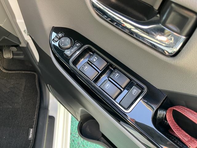 運転席ドアのウインドウ操作スイッチです。すべてのウインドウの開閉操作が可能です。ドアミラーはオート開閉なので、ドアロックで自動で閉じ、エンジンスタートで自動で開きます。