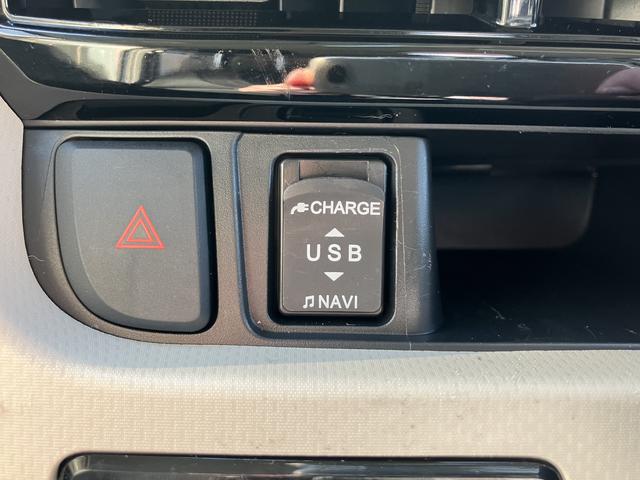 ＵＳＢ電源ソケットです。スマホなどの充電ができるので、ロングドライブでも便利です♪