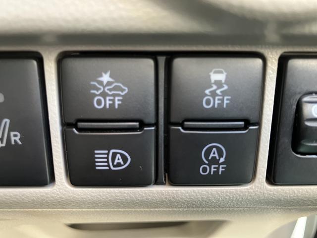 運転席横にあるスイッチ類です。スマートアシストやアイドリングストップ、横滑り防止機能をＯＦＦにするもの、オートハイビーム機能をＯＮにするものです。