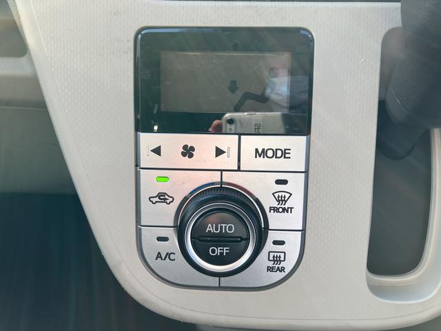 オートエアコンです。オートのボタンを押してダイヤルで室内温を設定していただくと、風量などが自動で調節され、快適な室内温を保ちます♪