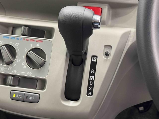 インパネセンターシフトですので足元も広いですよ♪