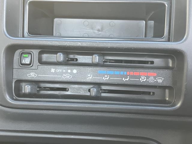 ハイゼットトラック エアコン・パワステ スペシャル 純正ラジオ 保証 まごころ保証 1年間・走行距離無制限付き ハロゲンヘッドライト 純正AM/FMラジオ ラバーマット ロングバイザー マニュアルエアコン(4枚目)
