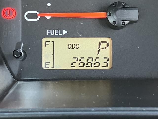 ハイゼットトラック エアコン・パワステ スペシャル 純正ラジオ 保証 まごころ保証 1年間・走行距離無制限付き ハロゲンヘッドライト 純正AM/FMラジオ ラバーマット ロングバイザー マニュアルエアコン(5枚目)