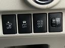 運転席横にあるスイッチ類です。スマートアシストやアイドリングストップ、横滑り防止機能をOFFにするもの、オートハイビーム機能をONにするものです。