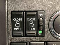 スライドドアは電動となっており、ドアハンドルを引くと自動で開閉します。運転席横のスイッチでも開閉させることができます。 7