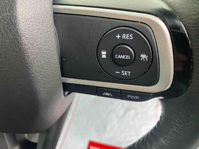 全車速追従機能付きアダプティブクルーズコントロールの操作スイッチです。遠出のお出かけで使用する高速道路の運転が楽になって疲労軽減につながる大変便利な機能です！