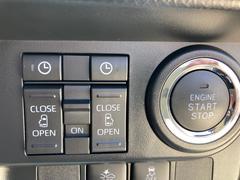 エンジン始動、停止はプッシュボタンでの操作になります。スライドドアは電動となっており、ドアハンドルを引くと自動で開閉しますが、運転席横のスイッチでも開閉させることができます。 3