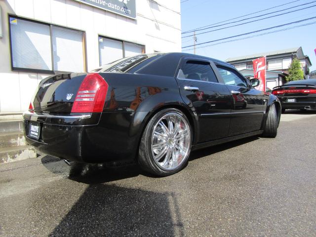5.7HEMI TIS22in ローダウン メモリーナビ地デジETC バックカメラ SRT8リップスポイラー レフトハンドルディーラー車(23枚目)