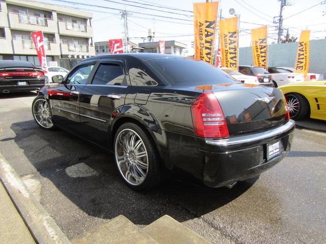 5.7HEMI TIS22in ローダウン メモリーナビ地デジETC バックカメラ SRT8リップスポイラー レフトハンドルディーラー車(27枚目)
