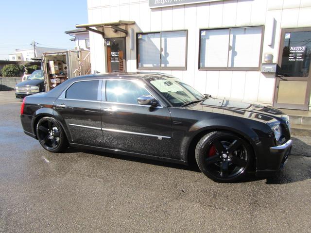 クライスラー・３００Ｃ ５．７ＨＥＭＩ　ＳＲＴ８スタイリング　Ｌｘ３６用２０ｉｎ　車高調　ナビ　ＥＴＣ　バックカメラ　クロームグリル　ブラックレザーインテリア　ＭＩＲＶＩＮデュアルマフラー　ＦＲハーフスポイラー　ファイナルモデルディーラー車（8枚目）