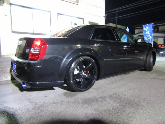 ５．７ＨＥＭＩ　ＳＲＴ８スタイリング　Ｌｘ３６用２０ｉｎ　車高調　ナビ　ＥＴＣ　バックカメラ　クロームグリル　ブラックレザーインテリア　ＭＩＲＶＩＮデュアルマフラー　ＦＲハーフスポイラー　ファイナルモデルディーラー車(51枚目)