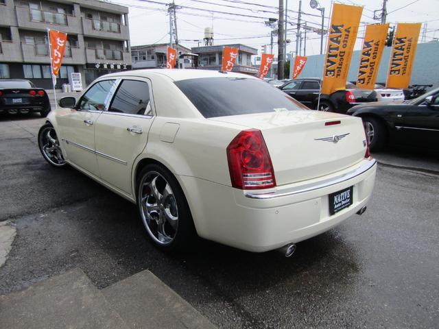 クライスラー・３００Ｃ ５．７ＨＥＭＩ　ＥＶＳ２２ｉｎ　ローダウン　メモリーナビ地デジ　ＥＴＣ　バックカメラ　ヘッドレストモニター　ＧＰＳレーダー　Ｂｏｒｌａデュアルマフラー　ブラックレザーインテリア　ＳＲＴ８スポイラー（31枚目）