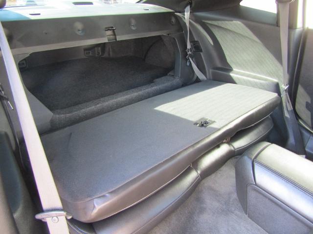 シートバックを倒せば長物も積めます