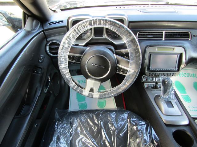 パドルシフト付きのスポーティなステアリング