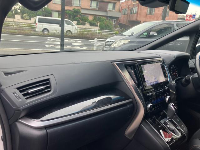 アルファード ２．５Ｓ　タイプゴールド　（３９）サンルーフ　後席モニター　デジタルインナーミラー　フルセグ　バックカメラ　ＣＤ／ＤＶＤ　Ｄオーディオ　レーダークルコン　両側電動スライドドア　電動リアゲート　１００Ｖ電源　ハーフレザー　ＥＴＣ（23枚目）