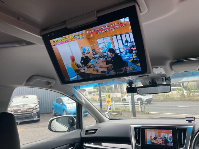 アルファードハイブリッド Ｓ　（１２１）後席モニター　デジタルインナーミラー　フルセグ　バックカメラ　ＣＤ／ＤＶＤデッキ　ブラインドスポットモニター　ディスプレイオーディオ　レーダークルコン　両側電動スライドドア　ＥＴＣ（4枚目）