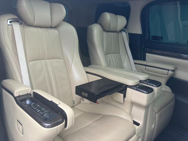 アルファードハイブリッド エグゼクティブラウンジ　サンルーフ　モデリスタエアロ　ＪＢＬサウンド　ＭＯＰ大型後席モニター　全方位カメラ　ＭＯＰ大型ナビ　１５００Ｗ電源　寒冷地仕様　デジタルインナーミラー　ＢＳＭ　ベージュ革シート　レーダークルコン（9枚目）