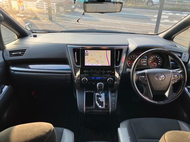 アルファード ２．５Ｓ　タイプゴールド　（１１１）サンルーフ　ＢＳＭ／ブラインドスポットモニター　デジタルインナーミラー　純正ディスプレイオーディオ　バックカメラ　両側電動スライドドア　電動リアゲート　ハーフレザーシート　ＡＣ１００Ｖ電源（7枚目）