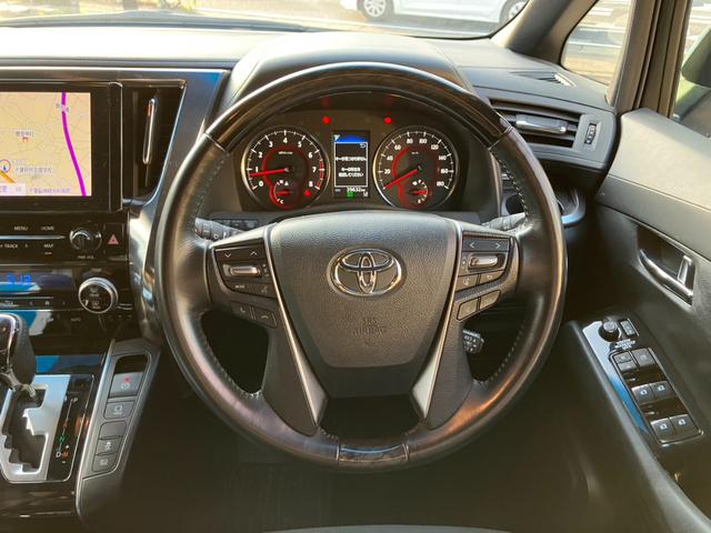 アルファード ２．５Ｓ　タイプゴールド　（１１１）サンルーフ　ＢＳＭ／ブラインドスポットモニター　デジタルインナーミラー　純正ディスプレイオーディオ　バックカメラ　両側電動スライドドア　電動リアゲート　ハーフレザーシート　ＡＣ１００Ｖ電源（8枚目）