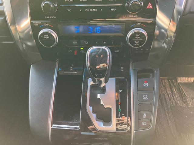 アルファード ２．５Ｓ　タイプゴールド　（１１１）サンルーフ　ＢＳＭ／ブラインドスポットモニター　デジタルインナーミラー　純正ディスプレイオーディオ　バックカメラ　両側電動スライドドア　電動リアゲート　ハーフレザーシート　ＡＣ１００Ｖ電源（20枚目）