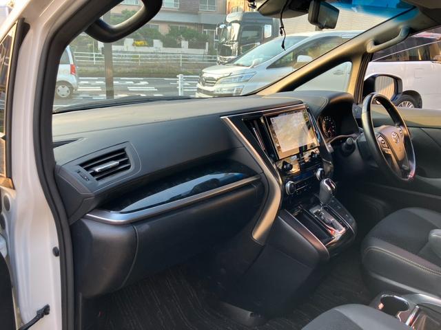 アルファード ２．５Ｓ　タイプゴールド　（１１１）サンルーフ　ＢＳＭ／ブラインドスポットモニター　デジタルインナーミラー　純正ディスプレイオーディオ　バックカメラ　両側電動スライドドア　電動リアゲート　ハーフレザーシート　ＡＣ１００Ｖ電源（41枚目）