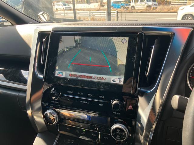 アルファード ２．５Ｓ　タイプゴールド　純正大型後席モニター　デジタルインナーミラー　両側パワスラ　バックカメラ　ナビ機能付ディスプレイオーディオ　３眼ヘッドライト　パワーバックドア　ドライブレコーダー　専用ハーフレザーシート　ＥＴＣ（3枚目）