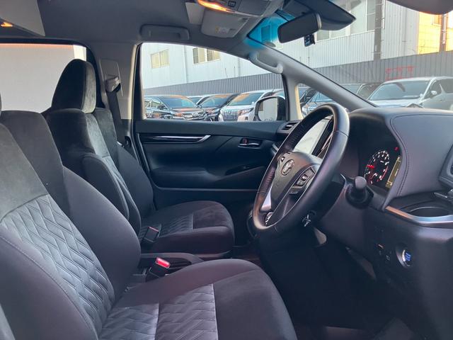 アルファード ２．５Ｓ　８人乗り　純正大型後席モニター　両側パワスラ　ナビ機能付ディスプレイオーディオ　バックカメラ　レーダークルコン　プリクラッシュセーフティ　ＣＤ／ＤＶＤデッキ　ＬＥＤヘッドライト　純正１８インチＡＷ（30枚目）