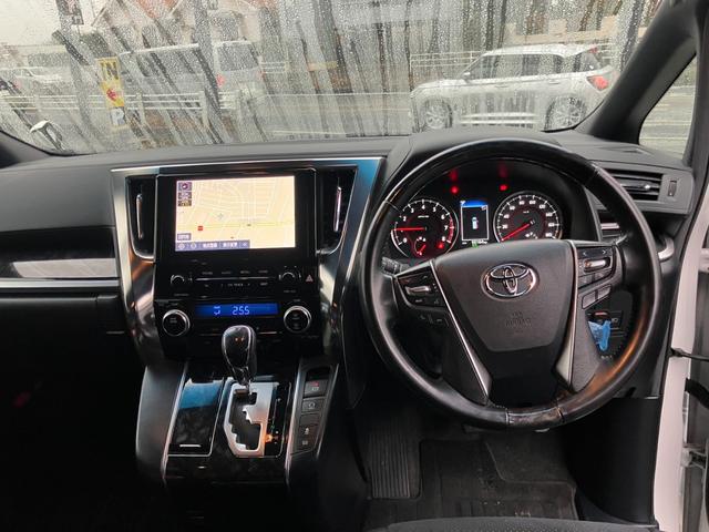 アルファード ２．５Ｓ　タイプゴールド　純正大型後席モニター　デジタルインナーミラー　ＢＳＭ　バックカメラ　両側パワスラ　パワーバックドア　ＡＣ１００Ｖ電源　３眼ヘッドライト　レーダークルコン　プリクラッシュセーフティ　ドラレコ　ＥＴＣ（3枚目）