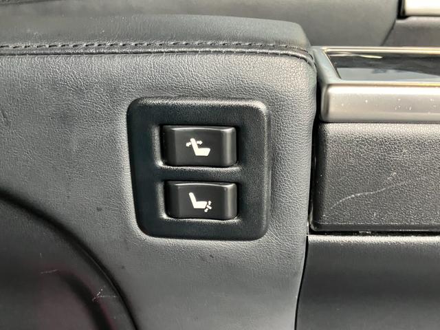 アルファード ２．５Ｓ　Ｃパッケージ　純正ディスプレイオーディオ　純正ＤＶＤデッキ　３眼ＬＥＤヘッドライト　シーケンシャルウインカー　革シート　前席シートエアコン　パワーバックドア　オートハイビーム　パワーシート（15枚目）