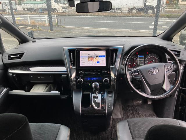 アルファード ２．５Ｓ　タイプゴールド　サンルーフ　ナビ機能付ディスプレイオーディオ　バックカメラ　両側パワスラ　フルセグＴＶ　ＤＶＤデッキ　パワーバックドア　ＡＣ１００Ｖ電源　レーダークルコン　プリクラッシュセーフティ　ＥＴＣ（9枚目）