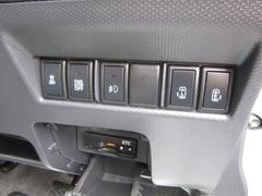 運転席にある便利な両側自動ドア（オートスライドドア）スイッチ！　もちろんスマートキーや後部ドアからの操作も可能 5