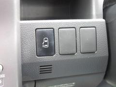 運転席ハンドル左側にある便利な自動ドア（オートスライドドア）スイッチ！　もちろんキーレスリモコンや後部ドアからの操作も可能 3