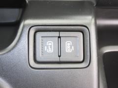 運転席にある便利な両側自動ドア（オートスライドドア）スイッチ！　もちろんスマートキーや後部ドアからの操作も可能 5
