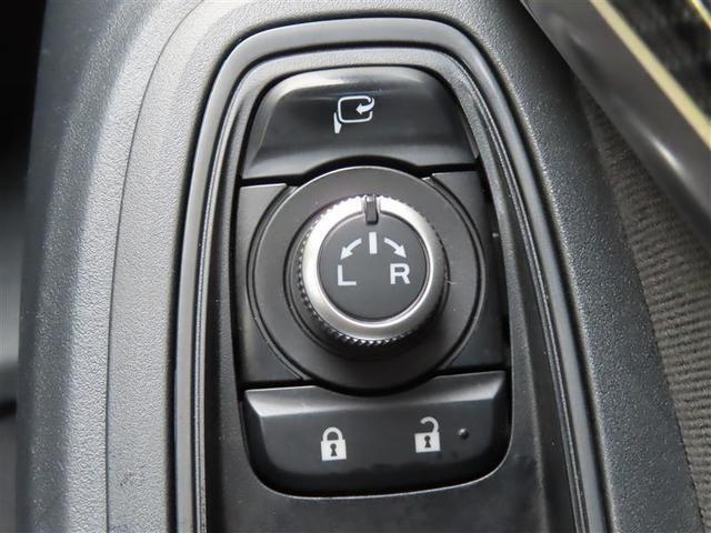 日本の駐車場は幅が広くないところが多くて、乗り降りが大変だったりしますよね。電動ミラーがあれば、室内でミラーをたためるので、駐車するときも便利ですね。