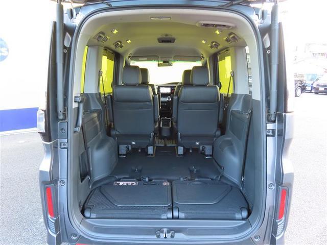 写真のように後部座席を倒せば、普段なかなか載せることのないような大きな荷物もしっかり積むことができそうですね。