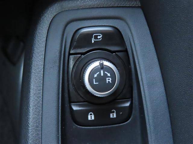 日本の駐車場は幅が広くないところが多くて、乗り降りが大変だったりしますよね。電動ミラーがあれば、室内でミラーをたためるので、駐車するときも便利ですね。