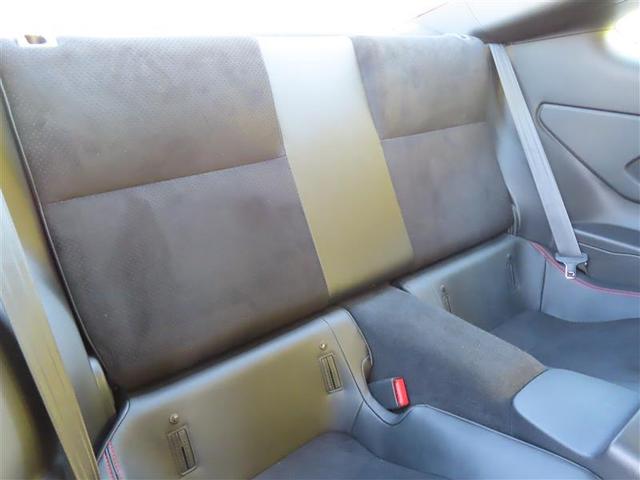 後部座席もある程度のスペースを確保しているので、長身や大柄の方でなければ、問題なく乗れます。