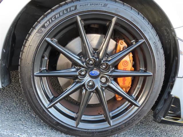 純正１８インチアルミを装備して、見た目も良好です。クルマはやっぱり外見も大切にしたいですよね。純正アルミは高い完成度で、クルマにマッチします。