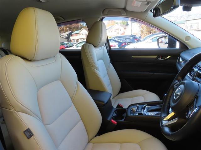 内装色は、落ち着いたベージュです。明るい内装色は、お子様も安心して乗れるといいます。ゆったり運転できそうですね。