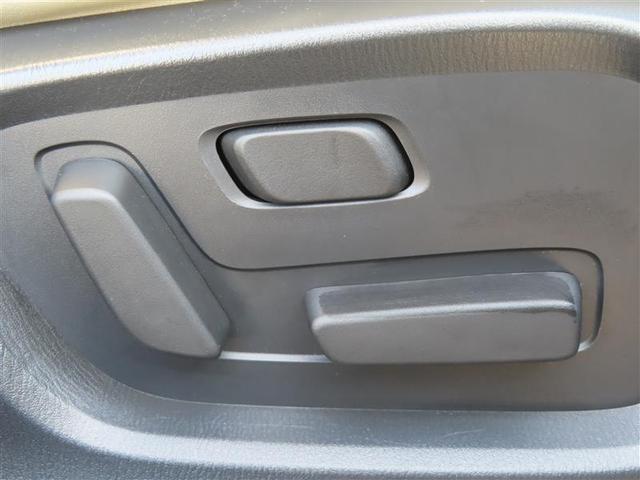 運転する時はドライビングポジションが気になりますよね。パワーシートで座席位置の微調整もしっかりできます。高級感がある装備としても人気があります。