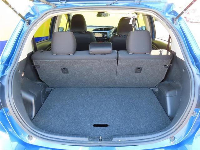 ヴィッツ ハイブリッドＵ　バックガイドモニター　衝突軽減システム　地デジ　ＡＵＸ　ＬＥＤヘッドライト　ＤＶＤ再生可　ＥＴＣ　オートエアコン　クルーズコントロール　メモリナビ　エアバッグ　キーフリー　横滑り防止機能　ナビ＆ＴＶ（18枚目）