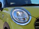今や主流となってきました「ＬＥＤヘッドランプ」。消費電力も少なく、エコ走行に貢献します。コレが付いているだけで、優越感に浸れますよね。ＨＩＤに負けないくらい明るく安全です。