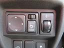 日本の駐車場は幅が広くないところが多くて、乗り降りが大変だったりしますよね。電動ミラーがあれば、室内でミラーをたためるので、駐車するときも便利ですね。